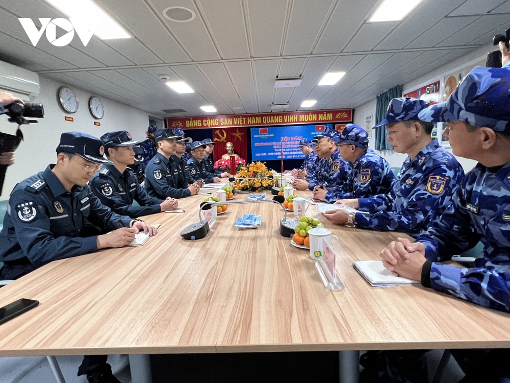 Cảnh sát biển Việt Nam và Trung Quốc hội đàm trên tàu tuần tra liên hợp - Ảnh 1.