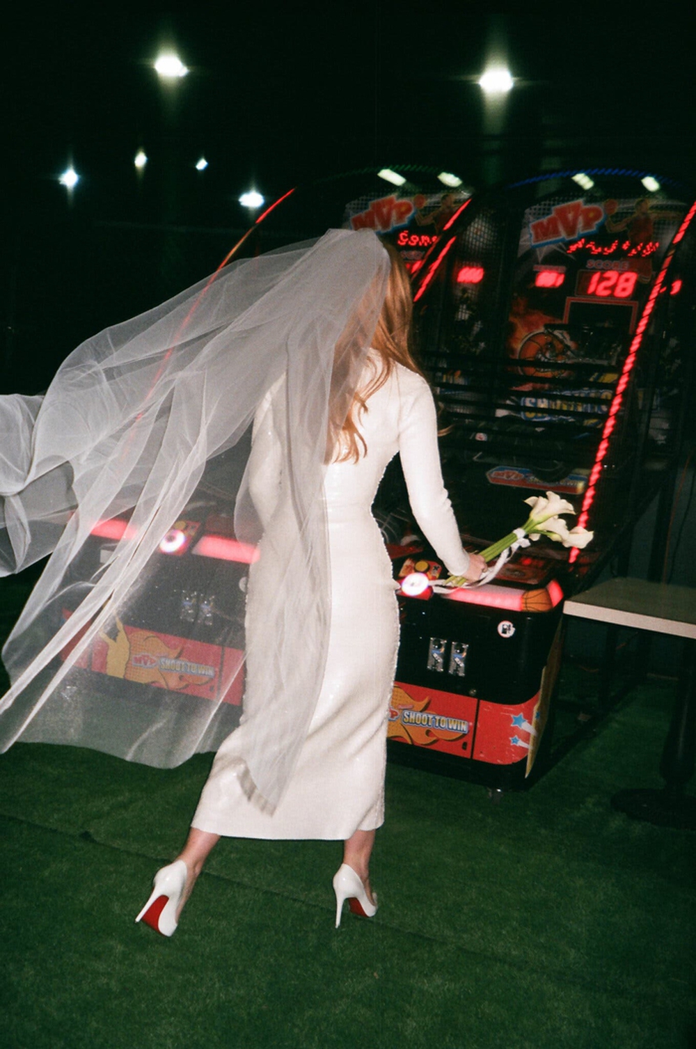 Trào lưu săn lùng váy cưới cổ điển mở đường cho ngành kinh doanh đồ hiệu vintage - Ảnh 1.