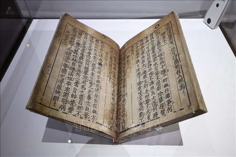 Cuốn sách Phật giáo in bằng kim loại cổ xưa nhất thế giới được trưng bày tại Pháp - Ảnh 1.