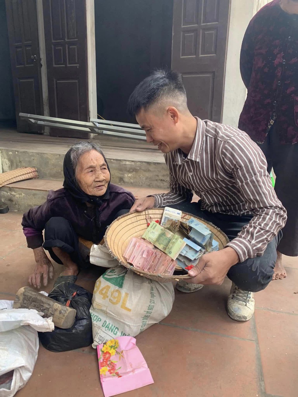 Dỡ nhà cũ, gia đình ở Thạch Thất phát hiện bao tải tiền của cụ bà 90 tuổi để lại, đủ các mệnh giá