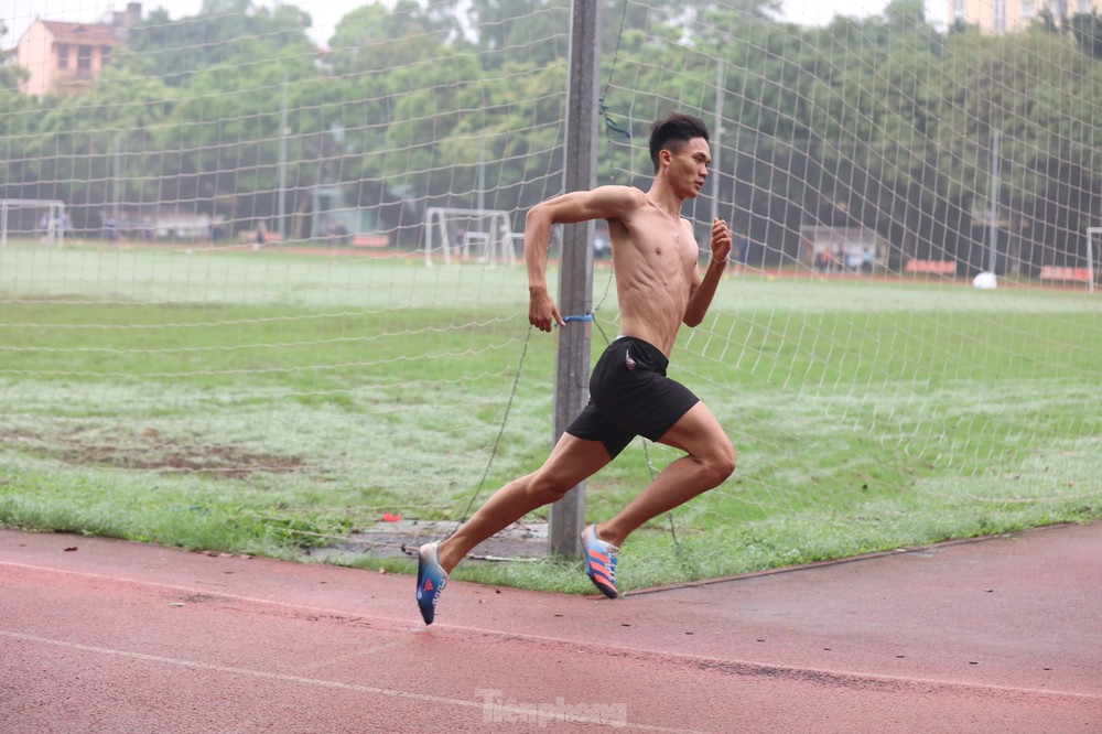 Điền kinh Việt Nam tập luyện dưới mưa, nỗ lực vượt khó ở SEA Games 32 - Ảnh 4.