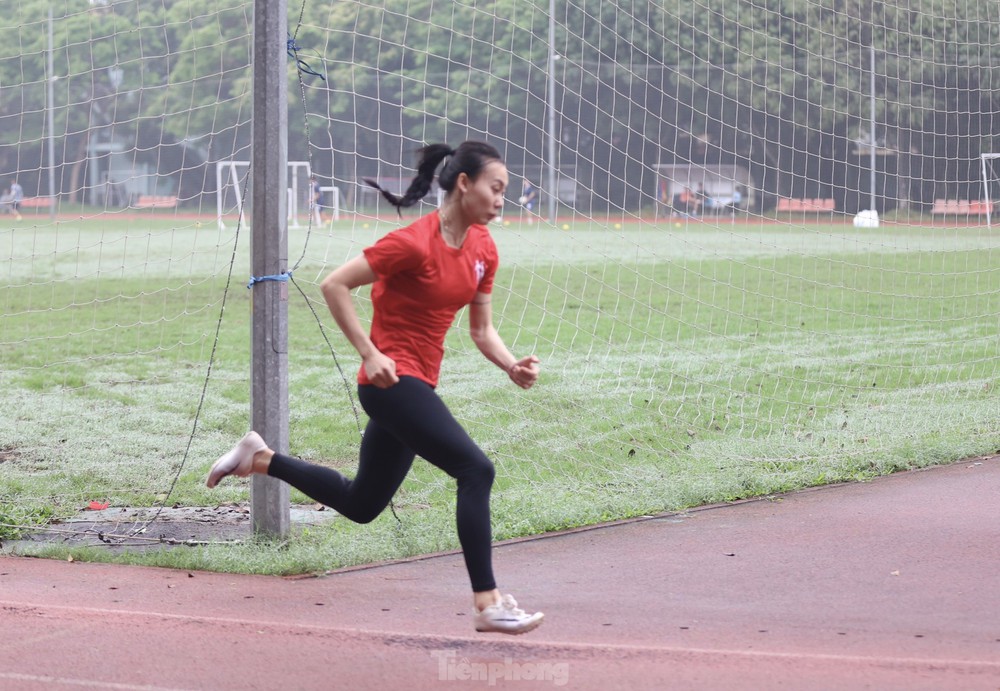 Điền kinh Việt Nam tập luyện dưới mưa, nỗ lực vượt khó ở SEA Games 32 - Ảnh 2.