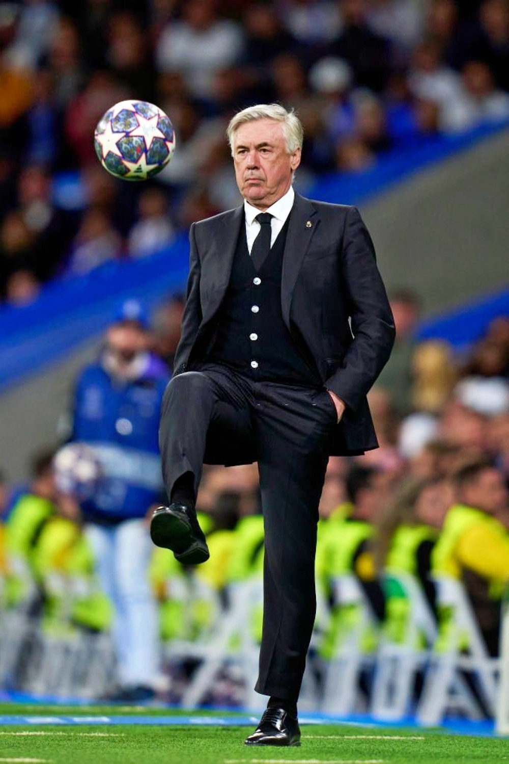 HLV Ancelotti có hành động khiến học trò và các CĐV ngỡ ngàng ở trận thắng Chelsea - Ảnh 6.