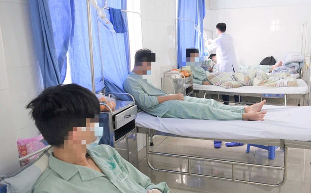 Bốn học sinh nhập viện cấp cứu sau 1 giờ hút thuốc lá điện tử - Ảnh 1.