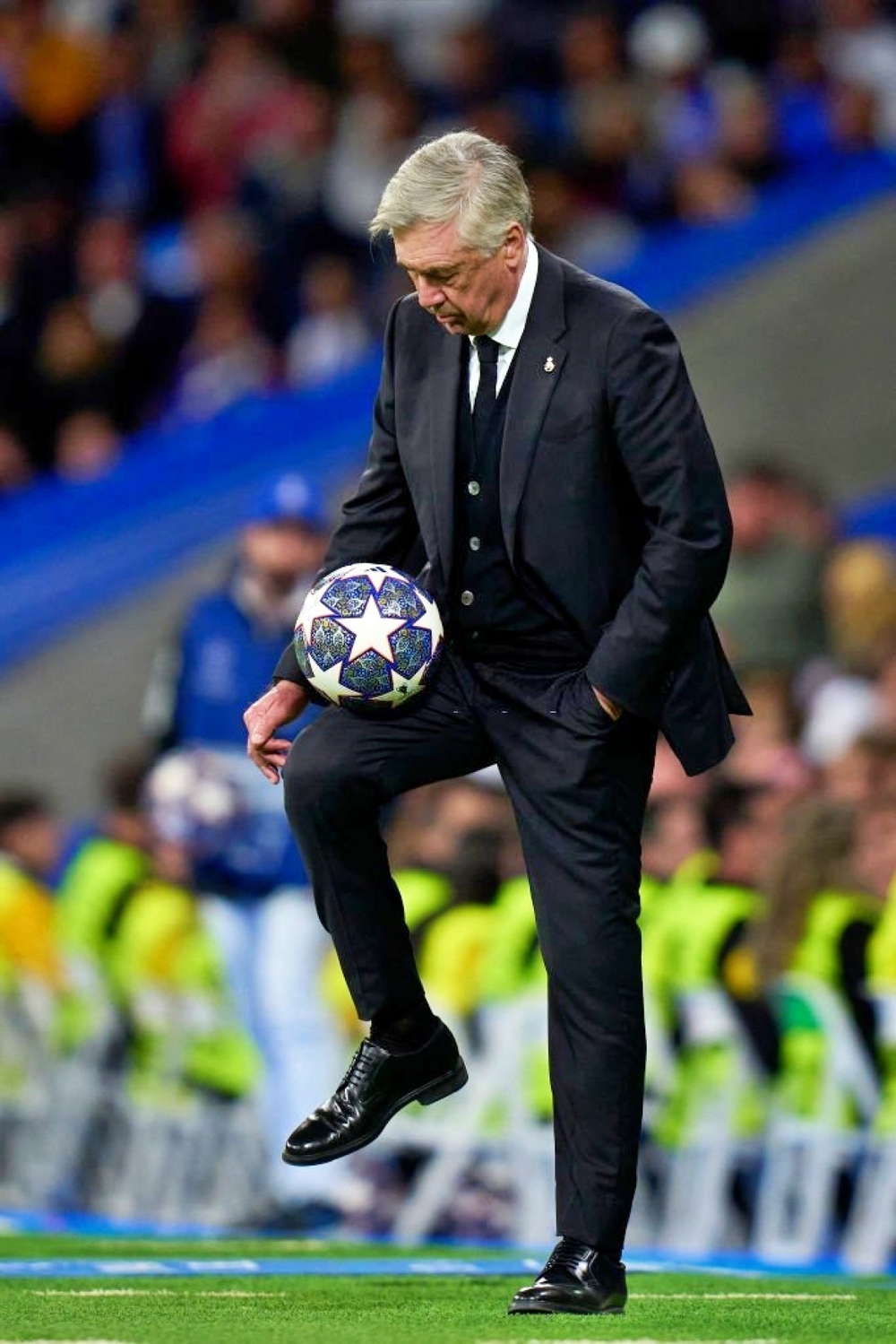 HLV Ancelotti có hành động khiến học trò và các CĐV ngỡ ngàng ở trận thắng Chelsea - Ảnh 3.