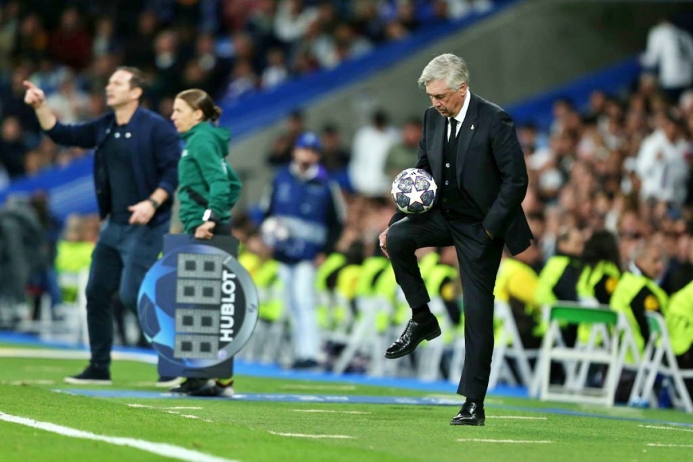 HLV Ancelotti có hành động khiến học trò và các CĐV ngỡ ngàng ở trận thắng Chelsea - Ảnh 2.