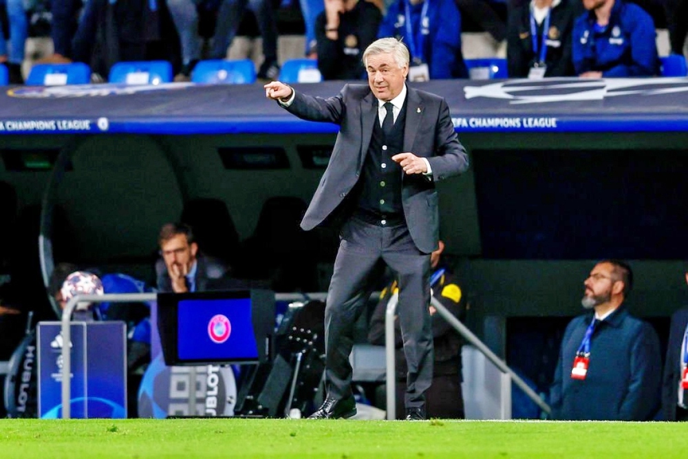 HLV Ancelotti có hành động khiến học trò và các CĐV ngỡ ngàng ở trận thắng Chelsea - Ảnh 1.