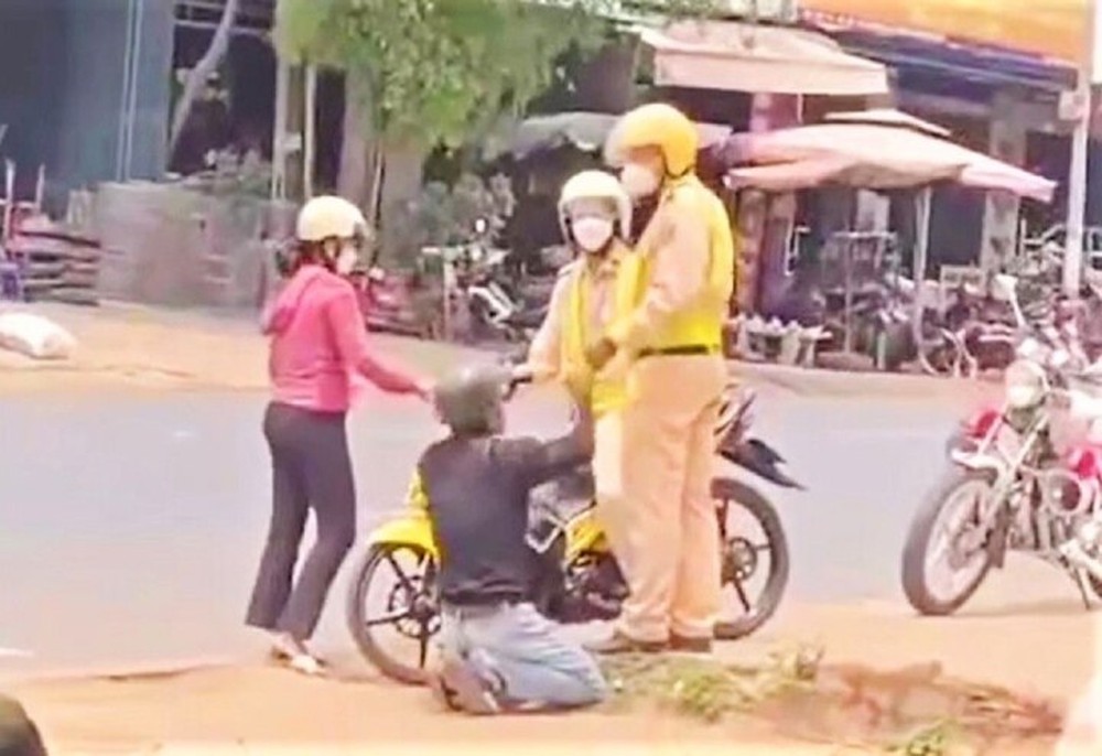 Sự thật clip nam thanh niên quỳ gối trước CSGT Đắk Lắk lan truyền trên mạng - Ảnh 1.