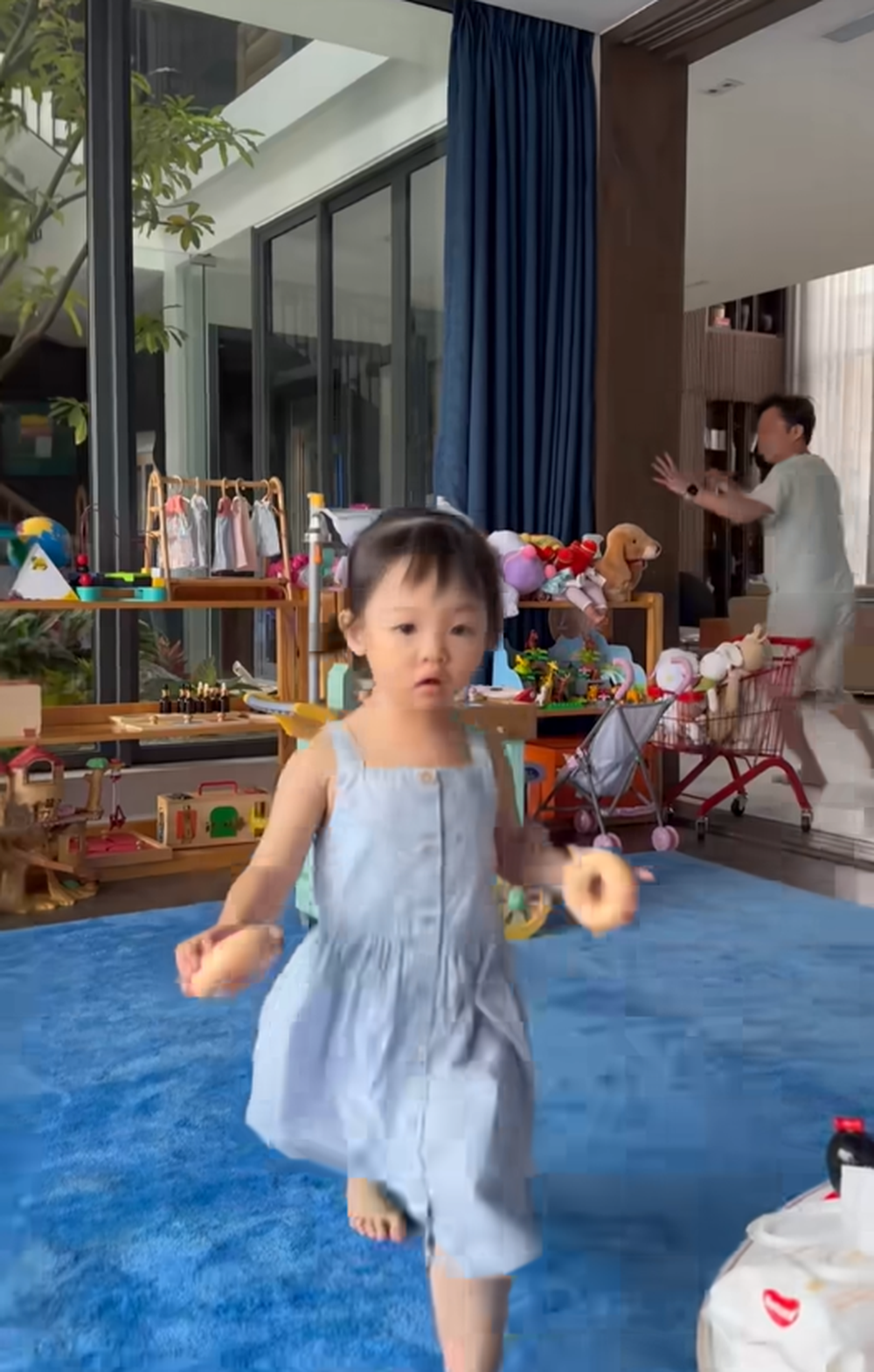 Cường Đô La trêu con gái cực “bá đạo”: Suchin vẻ mặt hốt hoảng bỏ chạy khiến Đàm Thu Trang vừa thương vừa buồn cười