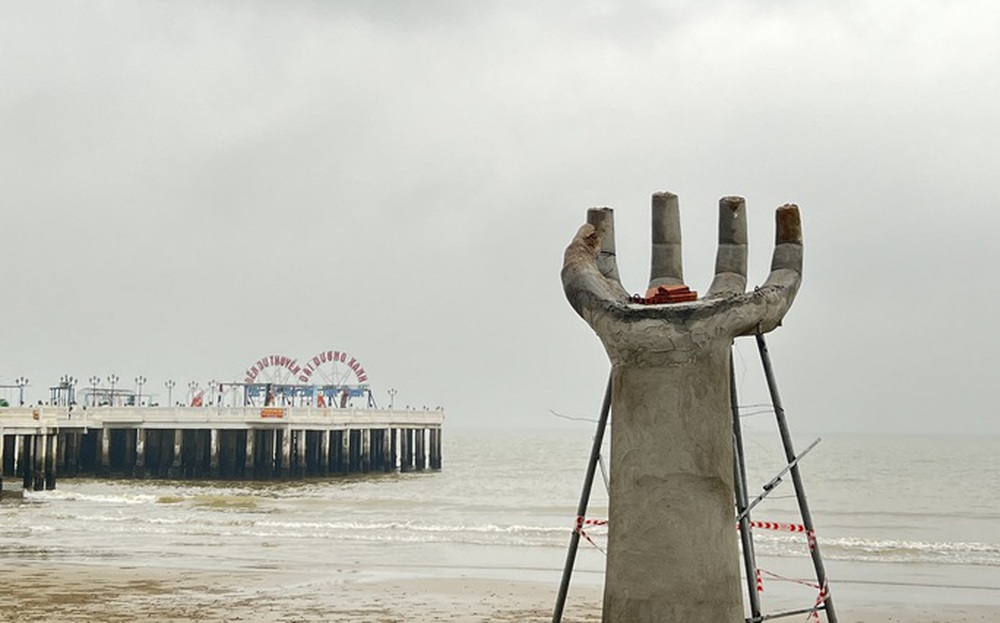 Yêu cầu báo cáo việc xây dựng 5 bàn tay khổng lồ ở bờ biển nổi tiếng Thanh Hóa - Ảnh 3.