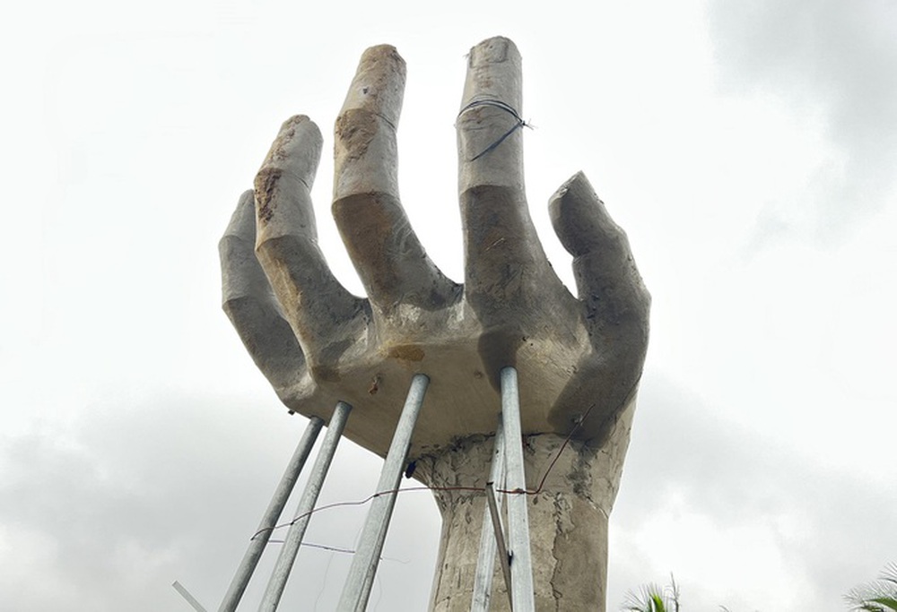 Yêu cầu báo cáo việc xây dựng 5 bàn tay khổng lồ ở bờ biển nổi tiếng Thanh Hóa - Ảnh 2.