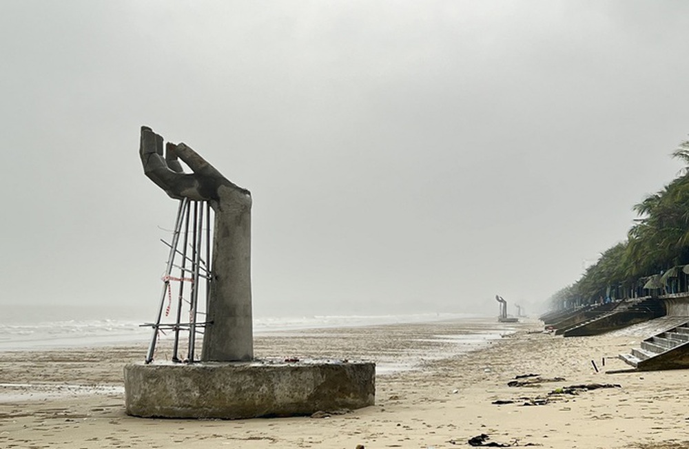 Yêu cầu báo cáo việc xây dựng 5 bàn tay khổng lồ ở bờ biển nổi tiếng Thanh Hóa - Ảnh 1.