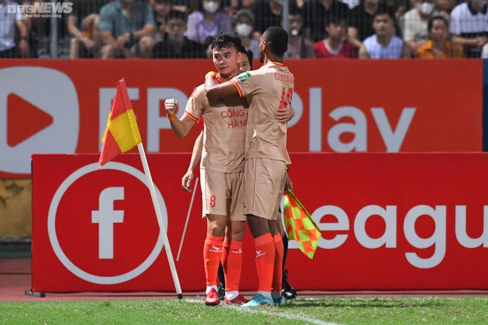 Lý do cảm động khiến cầu thủ CLB Công an Hà Nội bật khóc sau khi ghi bàn - Ảnh 10.
