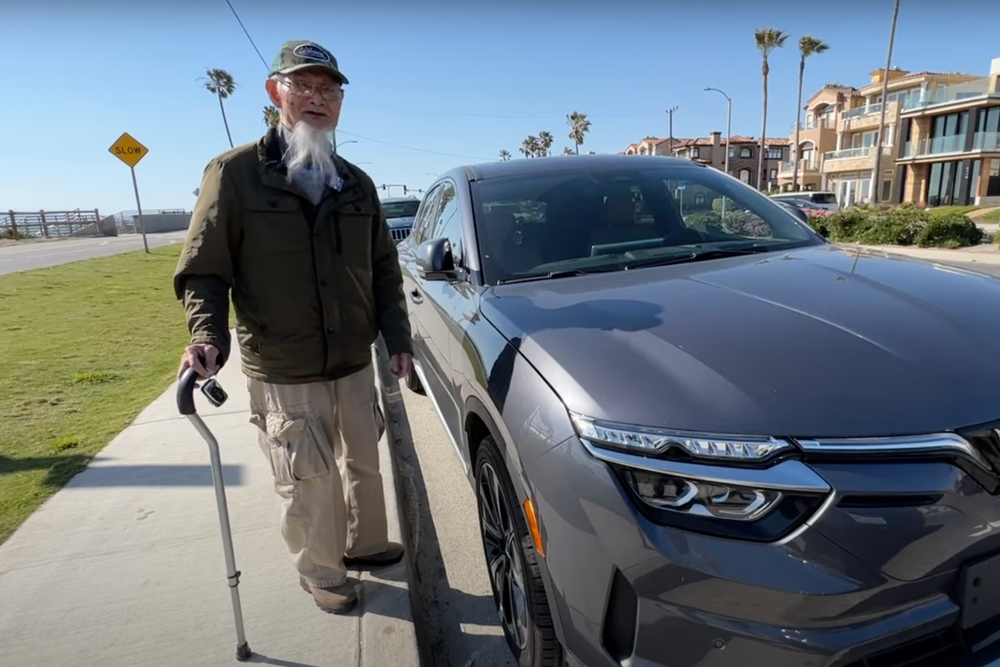 Cụ ông 90 tuổi chống gậy cầm lái VinFast VF 8: ‘Công nghệ như xe Mỹ, vỏ chắc hơn xe Nhật, cách làm thị trường thông minh, khác kiểu Nhật, Hàn’ - Ảnh 1.