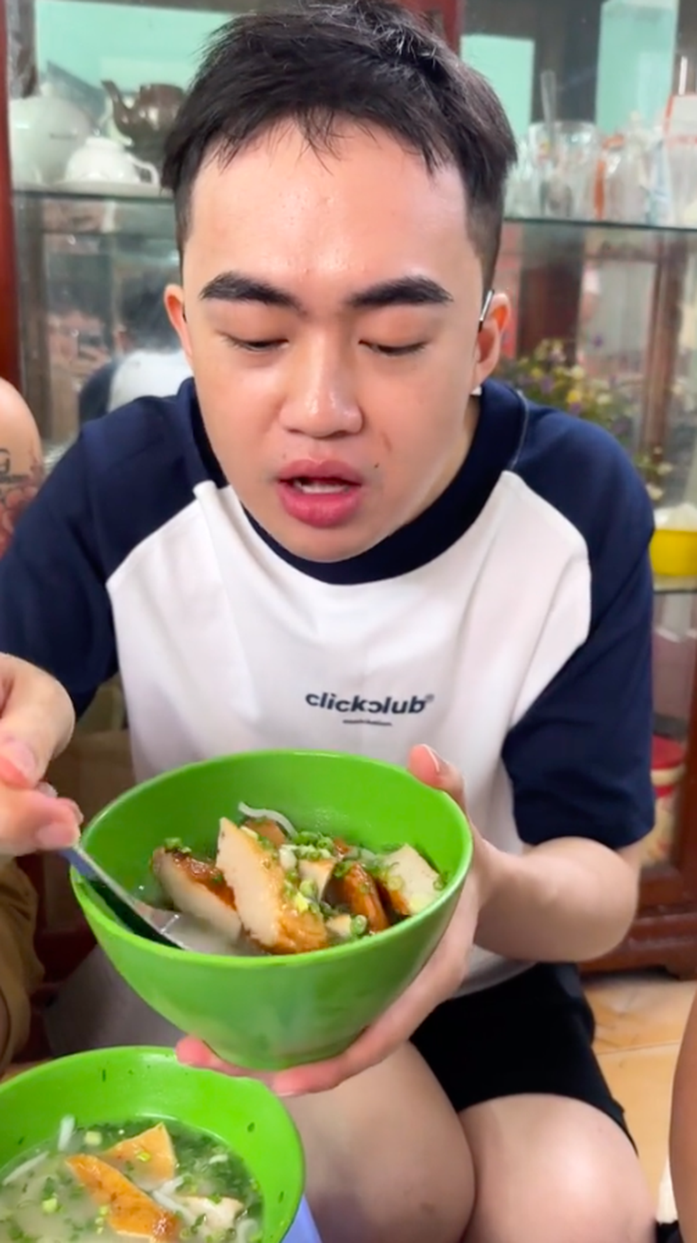 Truy lùng hàng bánh canh mà hội bạn BB Trần, Hải Triều phải dậy từ 5h sáng để xếp hàng đợi thưởng thức
