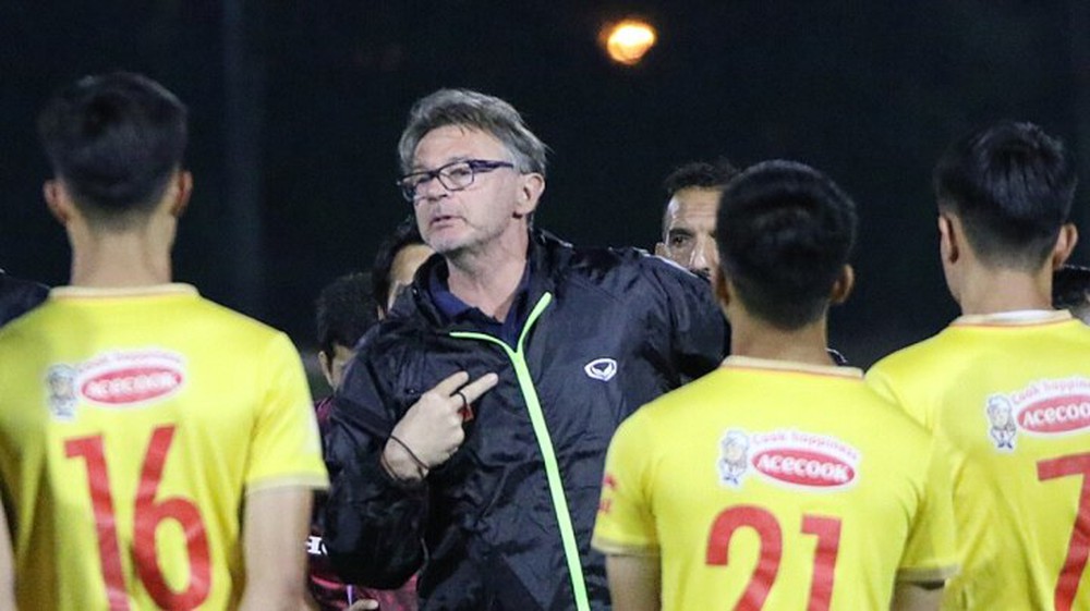 HLV Troussier tiết lộ tiêu chí chọn cầu thủ U22 Việt Nam dự SEA Games 32 - Ảnh 1.