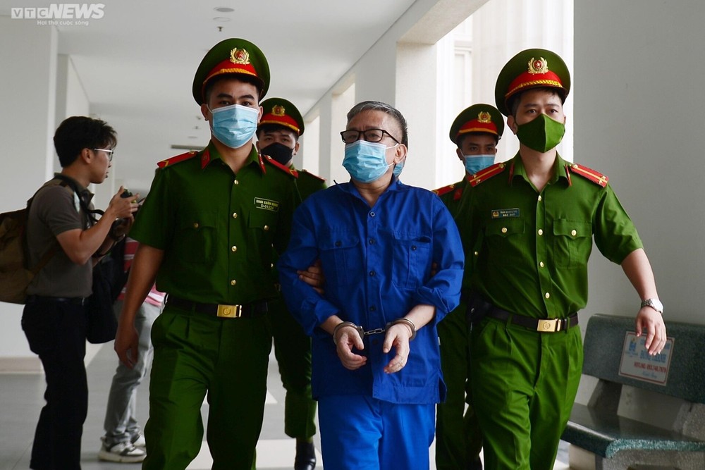 Cựu Giám đốc Bệnh viện Tim Hà Nội Nguyễn Quang Tuấn tóc bạc trắng tới tòa - Ảnh 2.