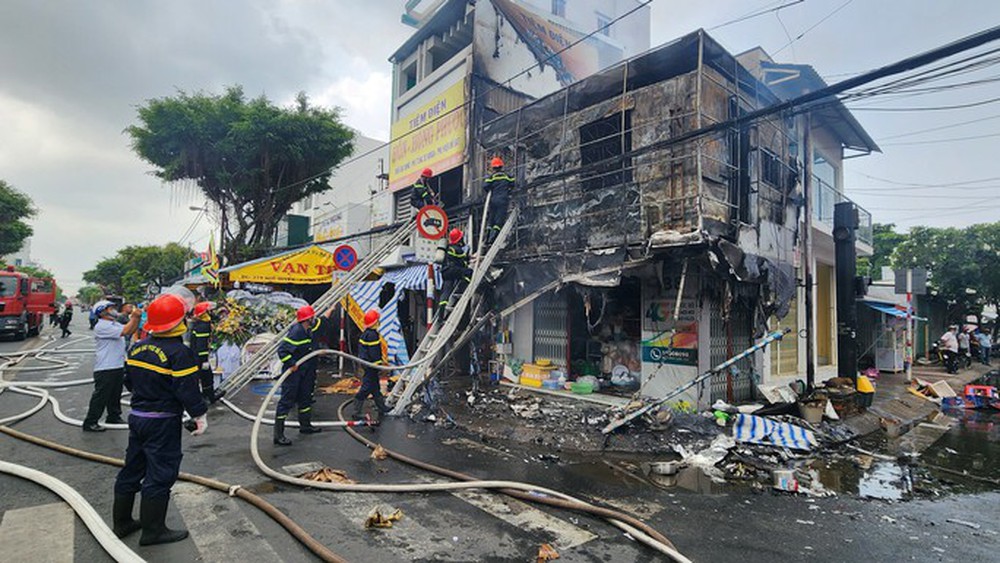 CLIP: Hiện trường vụ cháy nhà dữ dội ở Kiên Giang - Ảnh 2.