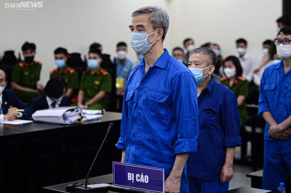 Cựu Giám đốc Bệnh viện Tim Hà Nội Nguyễn Quang Tuấn tóc bạc trắng tới tòa - Ảnh 12.
