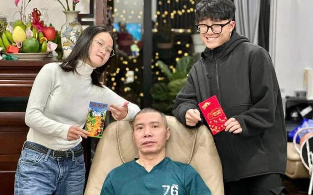 Đến thăm bố, con trai Công Lý có hành động ấm áp khiến netizen “thả tim”: Đẹp trai lại còn ngoan ngoãn!