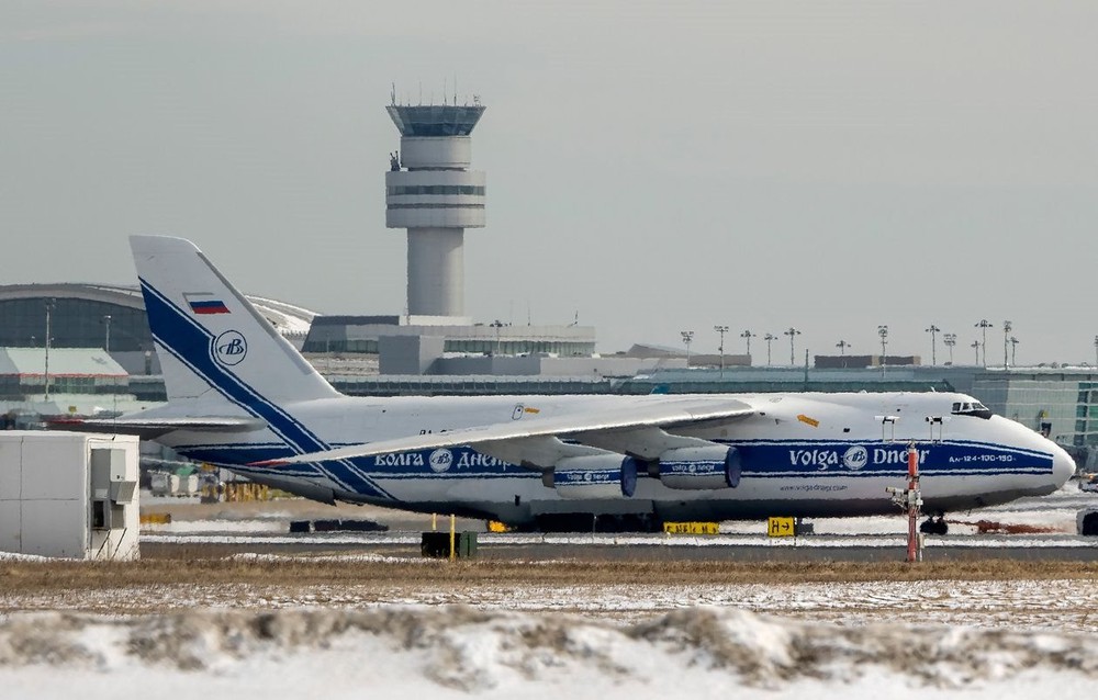 Lạ lùng chiếc máy bay khổng lồ của Nga bị mắc kẹt tại Canada, phí đỗ đã lên tới gần 8 tỷ đồng - Ảnh 1.