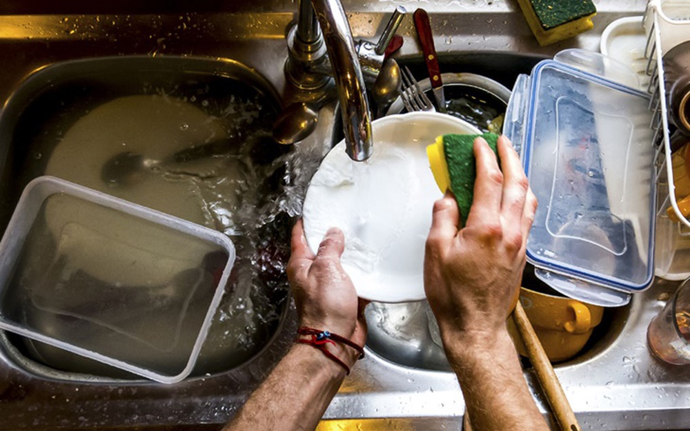 Bát đĩa sau khi dùng xong nên rửa luôn hay ngâm trong nước? Chuyên gia đưa ra câu trả lời - Ảnh 5.