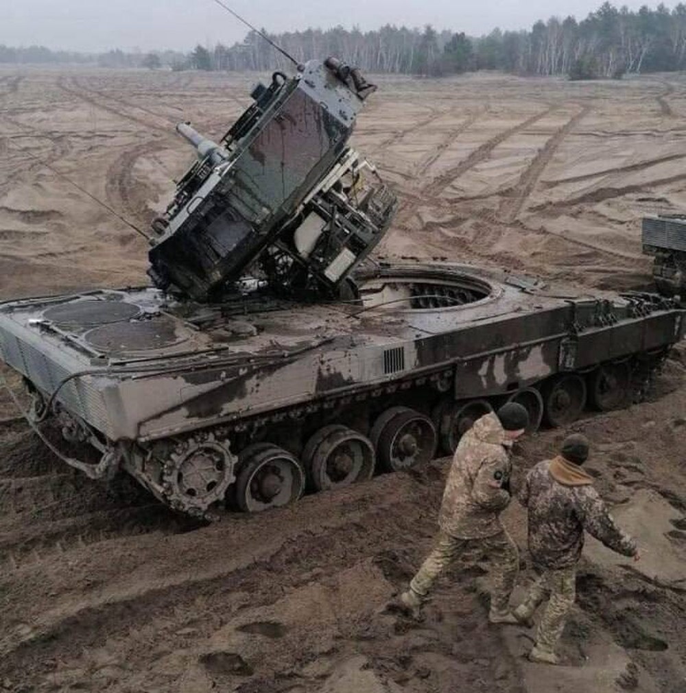 Lính Ukraine phá hỏng xe tăng Đức trước khi kịp ra trận - Ảnh 2.