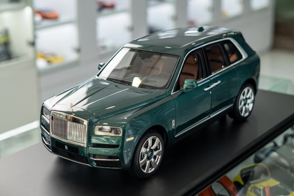 Nhập 2 mô hình Rolls-Royce Cullinan giá hơn 2 tỷ đồng đầu tiên Việt Nam, người bán chia sẻ: ‘Chỉ người có xe thật mới mua được’ - Ảnh 5. Nhập 2 mô hình Rolls-Royce Cullinan giá hơn 2 tỷ đồng đầu tiên Việt Nam, người bán chia sẻ: ‘Chỉ người có xe thật mới mua được’ - Ảnh 5.