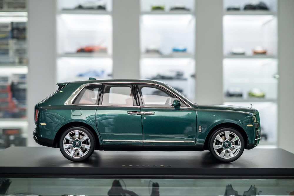 Nhập 2 mô hình Rolls-Royce Cullinan giá hơn 2 tỷ đồng đầu tiên Việt Nam, người bán chia sẻ: ‘Chỉ người có xe thật mới mua được’ - Ảnh 4. Nhập 2 mô hình Rolls-Royce Cullinan giá hơn 2 tỷ đồng đầu tiên Việt Nam, người bán chia sẻ: ‘Chỉ người có xe thật mới mua được’ - Ảnh 4.