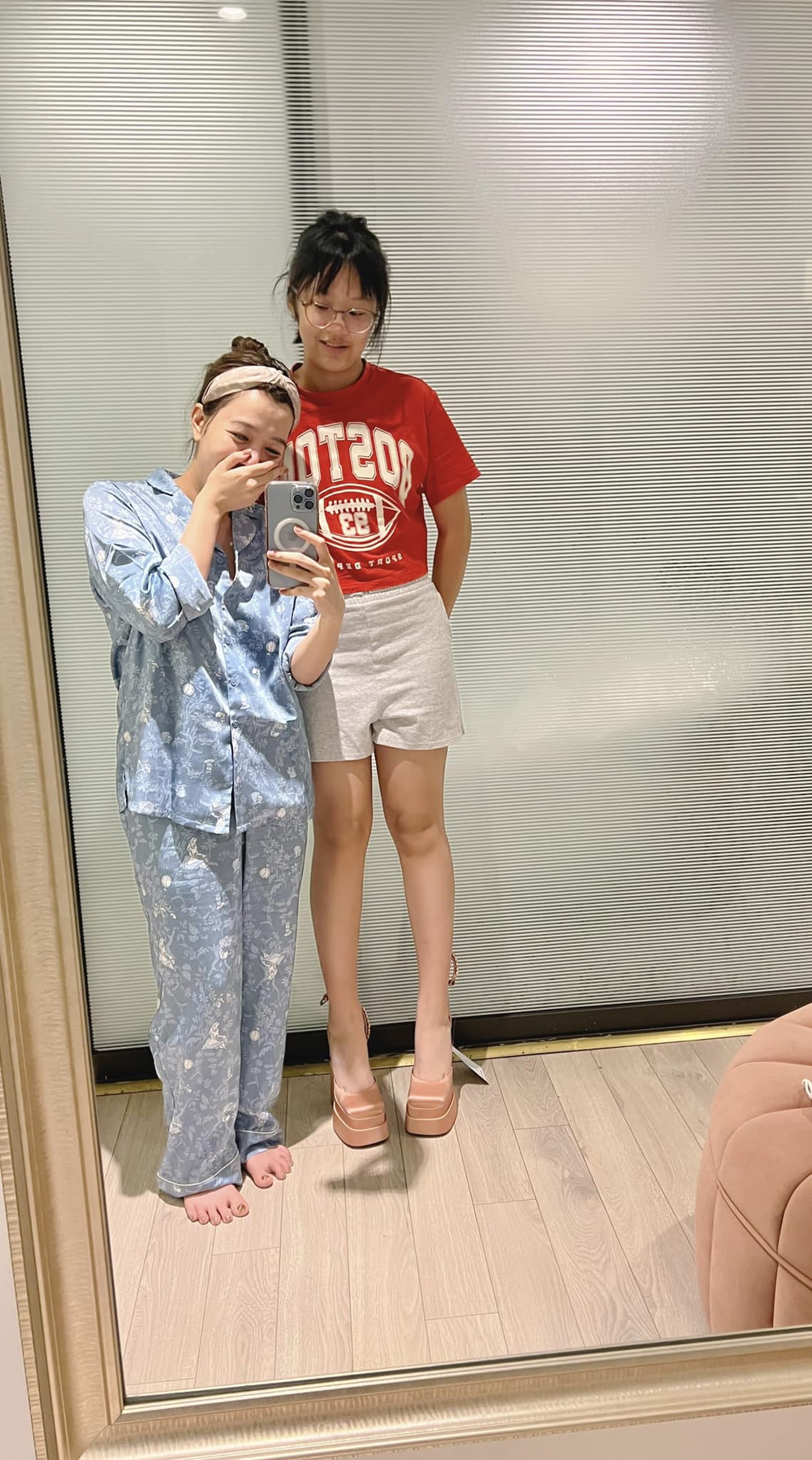 MC Diệp Chi đi giày cao gót vẫn thấp hơn con gái, hoá ra bé cao lớn là nhờ uống thứ này mỗi ngày