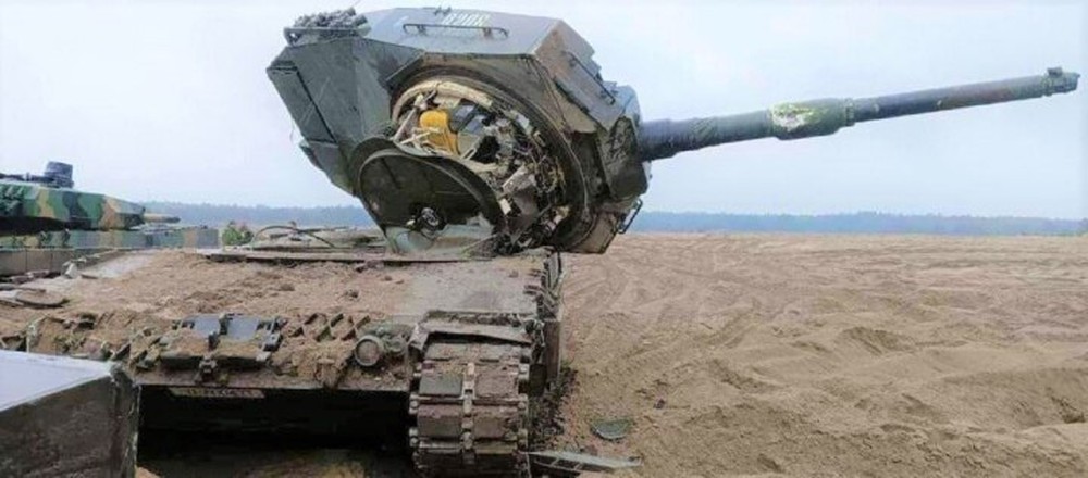 Lính Ukraine phá hỏng xe tăng Đức trước khi kịp ra trận - Ảnh 1.