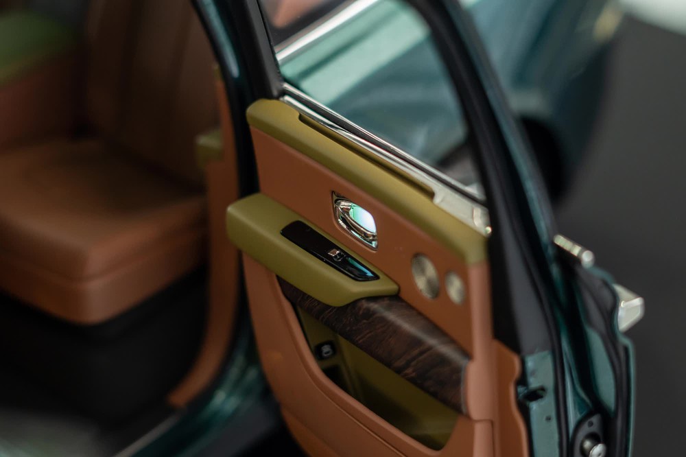 Nhập 2 mô hình Rolls-Royce Cullinan giá hơn 2 tỷ đồng đầu tiên Việt Nam, người bán chia sẻ: ‘Chỉ người có xe thật mới mua được’ - Ảnh 9. Nhập 2 mô hình Rolls-Royce Cullinan giá hơn 2 tỷ đồng đầu tiên Việt Nam, người bán chia sẻ: ‘Chỉ người có xe thật mới mua được’ - Ảnh 9.