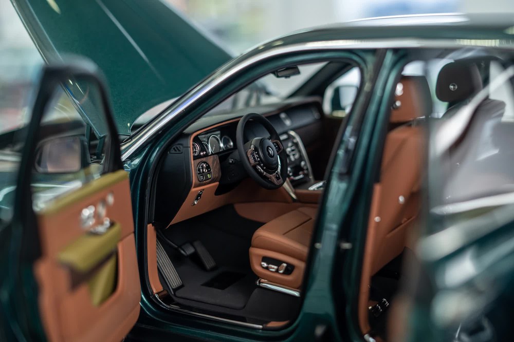 Nhập 2 mô hình Rolls-Royce Cullinan giá hơn 2 tỷ đồng đầu tiên Việt Nam, người bán chia sẻ: ‘Chỉ người có xe thật mới mua được’ - Ảnh 8. Nhập 2 mô hình Rolls-Royce Cullinan giá hơn 2 tỷ đồng đầu tiên Việt Nam, người bán chia sẻ: ‘Chỉ người có xe thật mới mua được’ - Ảnh 8.