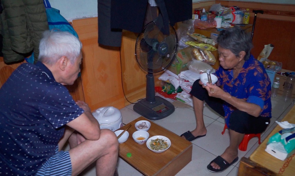 Chuyện tình cảm động của đôi vợ chồng “xế chiều” ở xóm chạy thận
