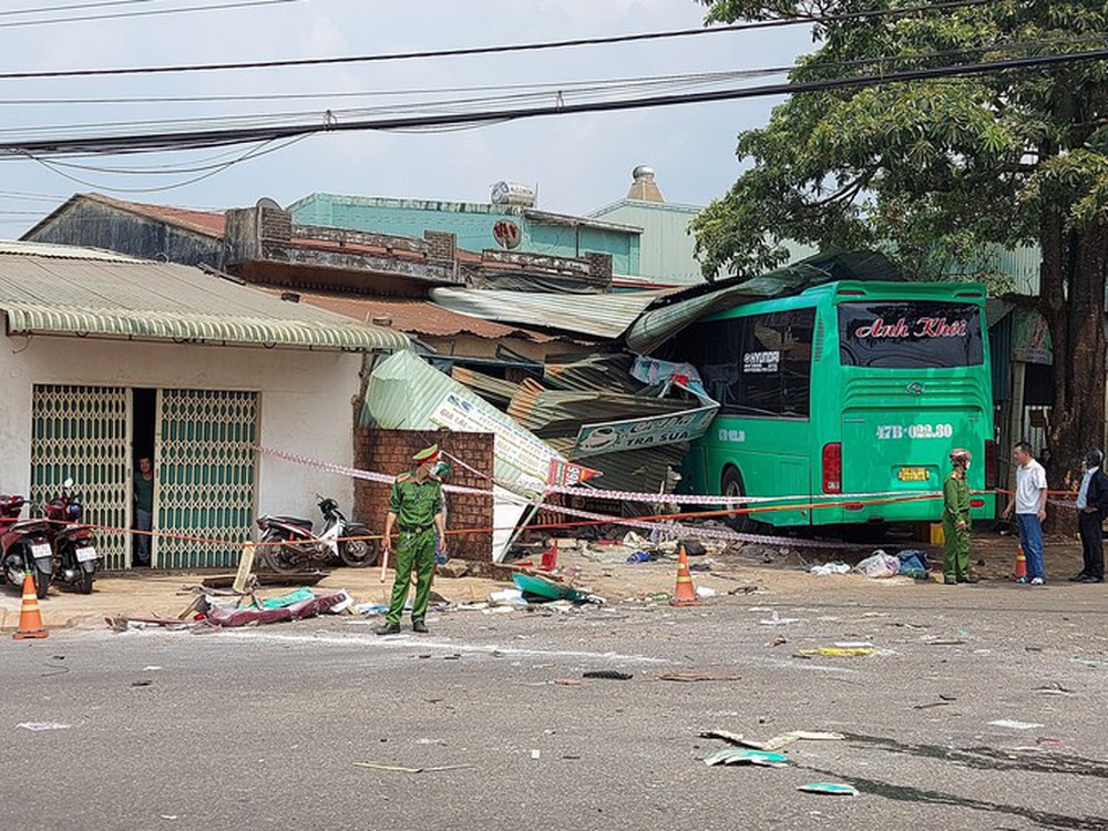 CẬP NHẬT: Xe giường nằm lao vào nhà dân, ít nhất 2 người chết, 3 người trọng thương - Ảnh 5.