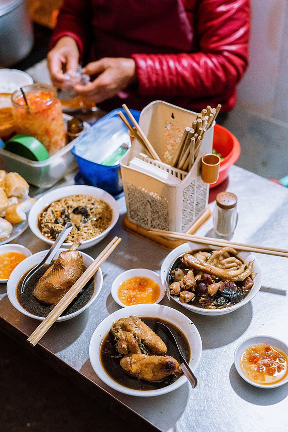 Khách Tây trầm trồ với món ăn được người Việt hầm trong lon bia: “Đó là món ăn độc nhất là bạn nên thử khi đến Hà Nội”