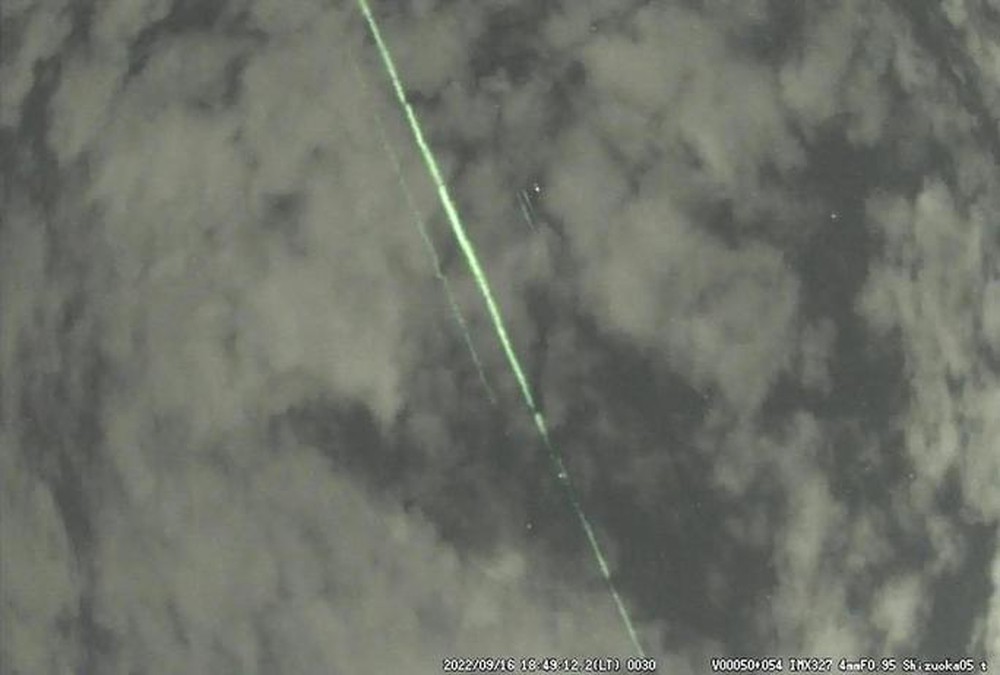 Tia laser lạ bắn qua đỉnh Phú Sĩ: Lý giải băng giá từ Nhật Bản - Ảnh 1.