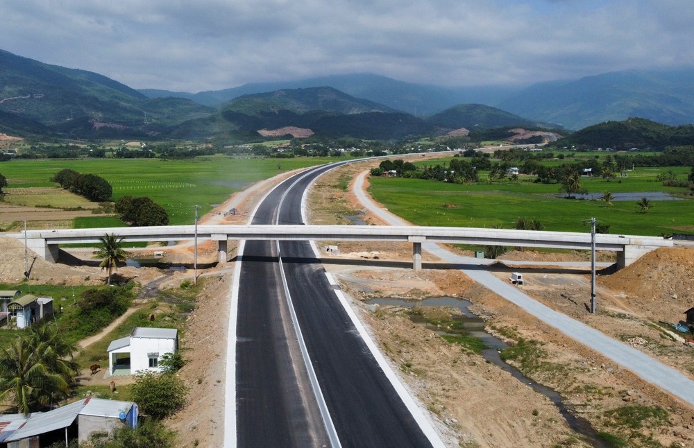 Nói được làm được: Tập đoàn Sơn Hải chính thức vượt tiến độ cao tốc Nha Trang - Cam Lâm hơn 3 tháng, xin thông xe ngay trong tháng 5 - Ảnh 2.