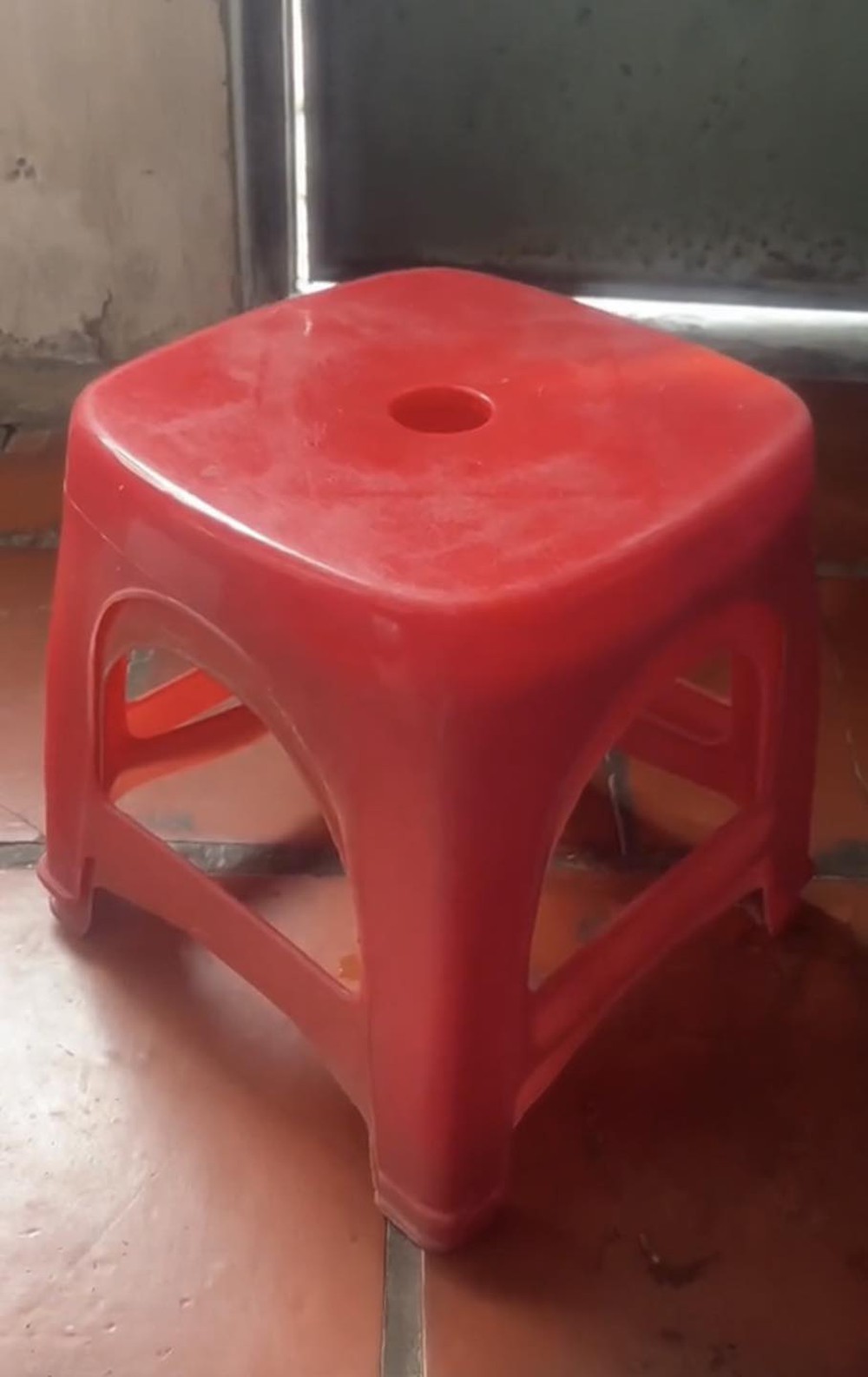 Tìm ra căn bếp khiến hội con dâu sợ khiếp vía: Nồi chảo, đồ bếp hơn 30 tuổi vẫn sáng loáng không vết xước