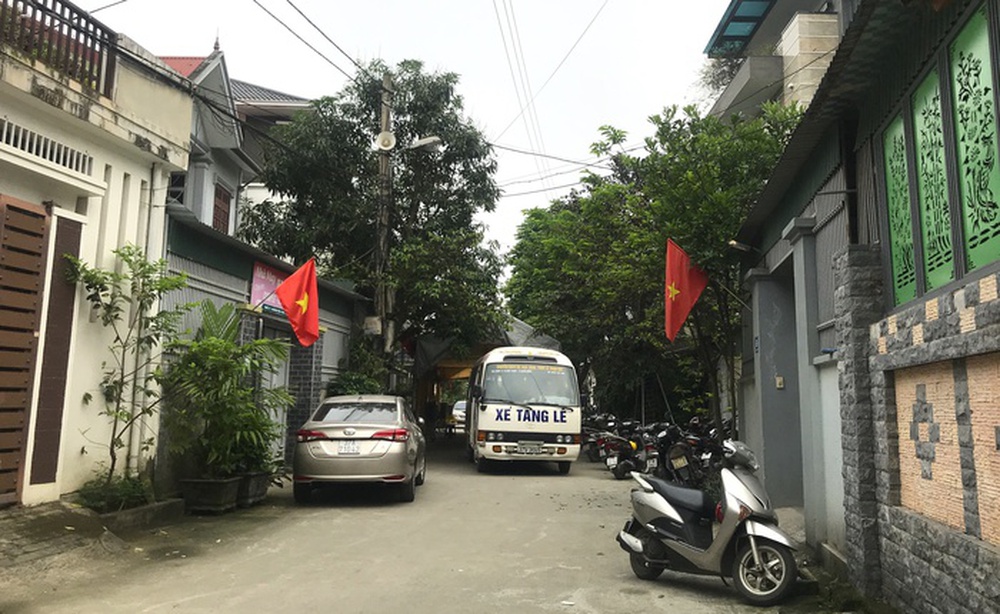 Vụ nữ sinh trường chuyên tự tử: Hiệu trưởng, giáo viên bị quấy rối, đe dọa cả ngày lẫn đêm - Ảnh 1.