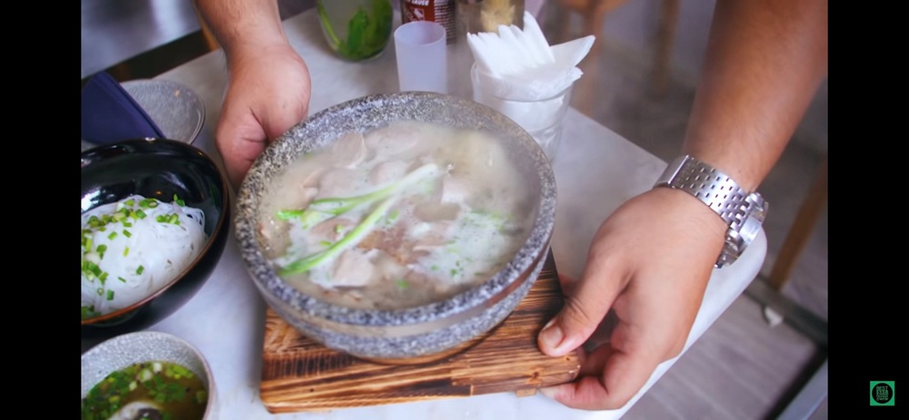 Khách Tây trải nghiệm phở 2$ với phở 100$ tại Việt Nam: Khi phở không còn đơn giản chỉ là món ăn!