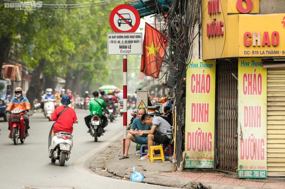 Hơn 1 tháng Hà Nội ra quân dẹp nạn lấn chiếm vỉa hè, nhiều nơi đâu lại vào đấy - Ảnh 15.