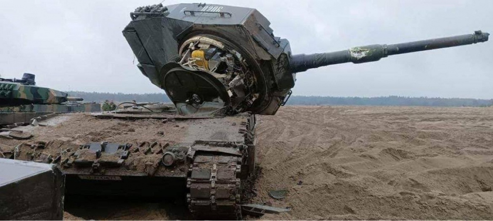 Hình ảnh xe tăng Leopard 2 của quân đội Ukraine bị bung tháp pháo - Ảnh 3.