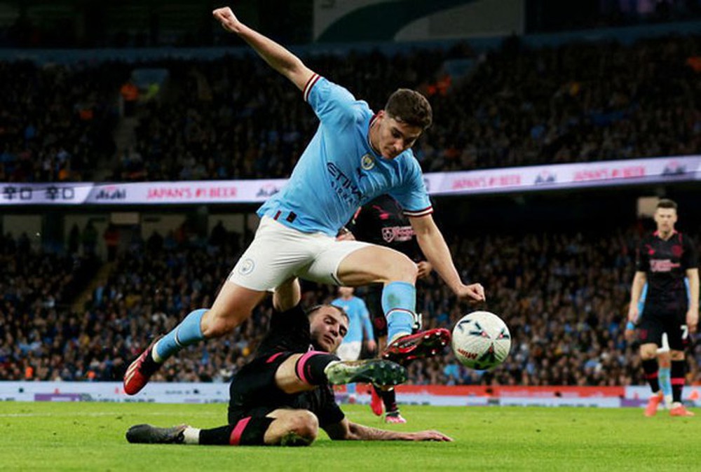 Man City thong dong tranh vé chung kết FA Cup - Ảnh 1.