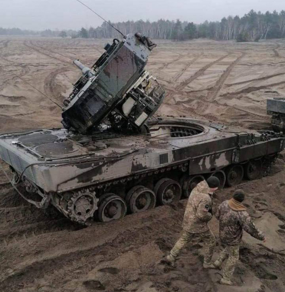 Hình ảnh xe tăng Leopard 2 của quân đội Ukraine bị bung tháp pháo - Ảnh 1.