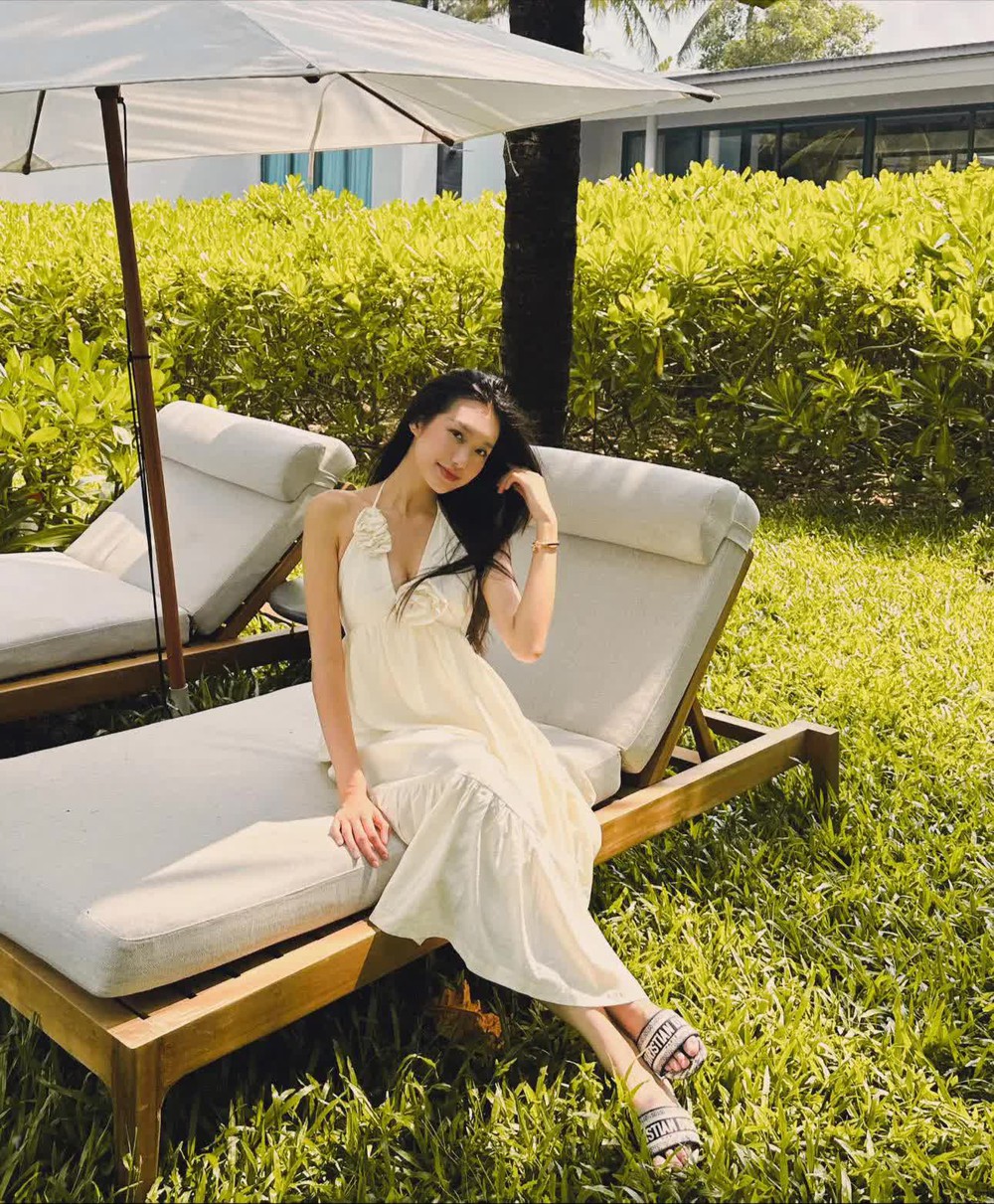 Doãn Hải My khoe body bốc lửa, Văn Hậu tự khen mình chụp ảnh cho người yêu đẹp xuất sắc