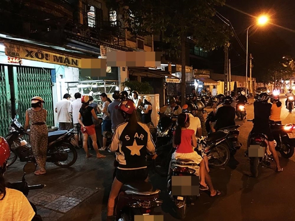 Gói xôi giá 20.000đ với vài lát lạp xưởng mỏng như tờ nhưng nhiều người vẫn chấp nhận chen chúc mua bởi 1 lý do