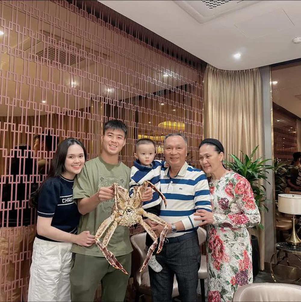 Quỳnh Anh diện đồng hồ trị giá cả tỷ đồng được Duy Mạnh tặng khi livestream bán hàng