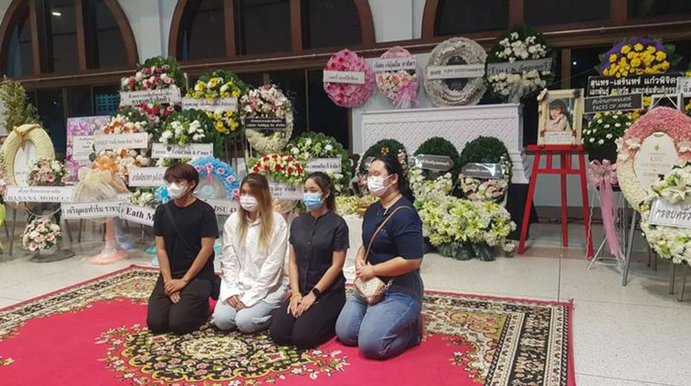 Hình ảnh trong lễ tang của nữ ca sĩ 20 tuổi gây xót xa - Ảnh 3.