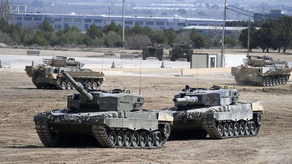 Vì sao xe tăng của phương Tây phải chờ hàng tháng mới xông pha chiến trường Ukraine? - Ảnh 1.